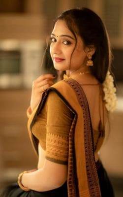Hot Desi Girl In Saree