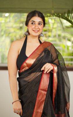 Hot Desi Girl In Saree